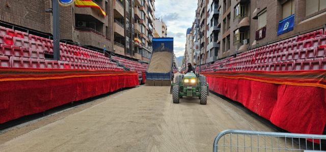 Esparcen 180 toneladas de arena en la avenida de Juan Carlos I para habilitar la carrera para el desfile de Domingo de Ramos - 4, Foto 4
