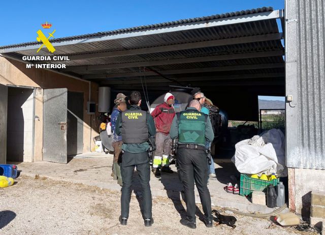 La Guardia Civil detecta la contratación irregular de ocho ciudadanos extranjeros en granjas de Lorca y Puerto Lumbreras - 2, Foto 2