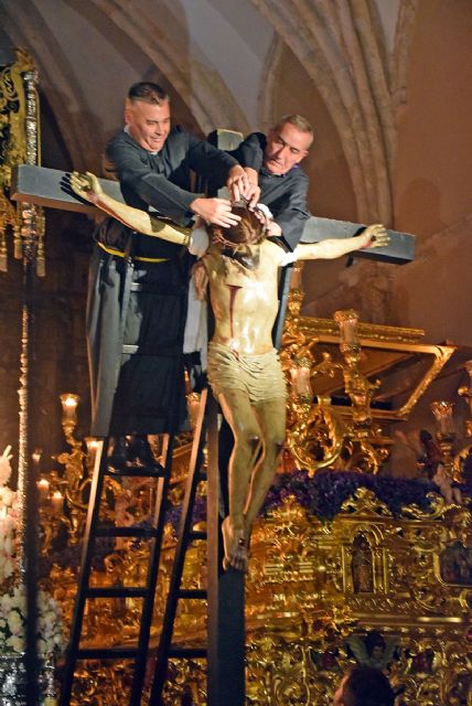 Así es el ceremonial del Descendimiento que cada Sábado Santo emociona a Alcalá del Río (Sevilla) - 2, Foto 2