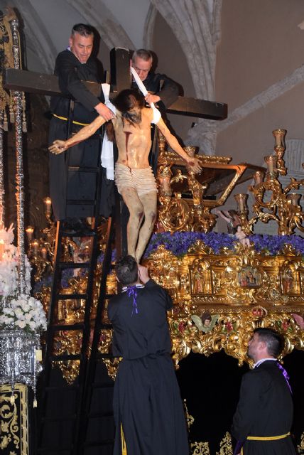 Así es el ceremonial del Descendimiento que cada Sábado Santo emociona a Alcalá del Río (Sevilla) - 3, Foto 3