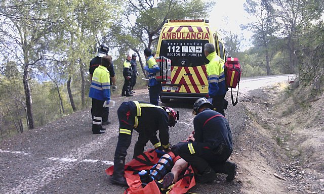 Servicios de emergencias rescatan y atienden a senderista accidentado en el Cerro de la Atalaya - 1, Foto 1