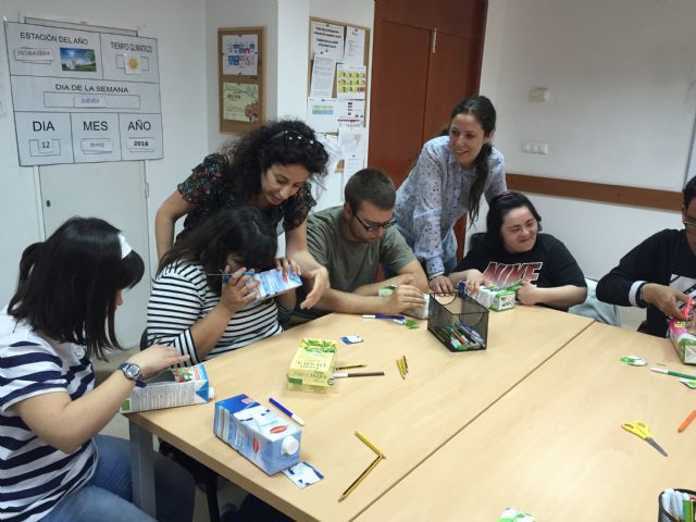 Los usuarios de Águilas Down construyen comederos para gorriones en el taller Consumo y Reciclaje - 1, Foto 1