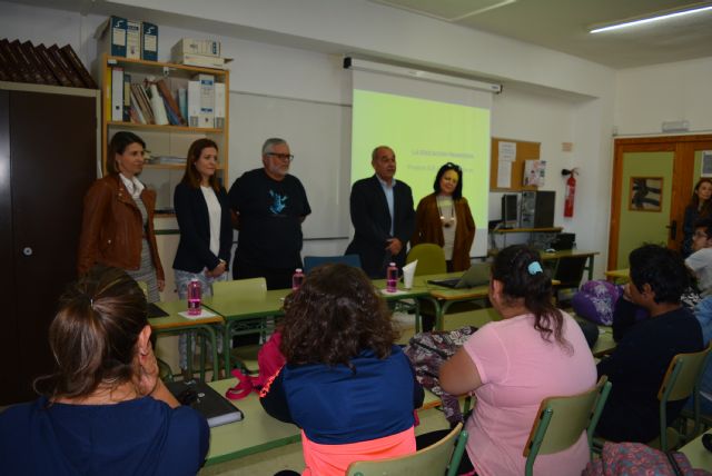 Alumnos del IES Alfonso Escámez participan en una charla sobre Educación Financiera - 1, Foto 1