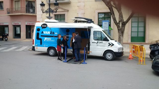 La oficina INFOmóvil visitó ayer Totana, por segunda vez este año, para dar a conocer los servicios disponibles a emprendedores y empresarios, Foto 2
