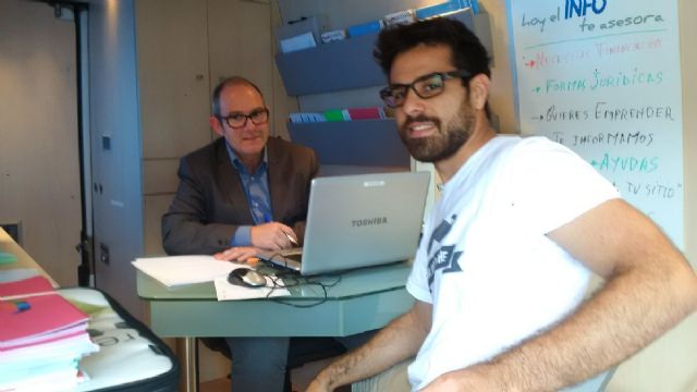 La oficina INFOmóvil visitó ayer Totana, por segunda vez este año, para dar a conocer los servicios disponibles a emprendedores y empresarios, Foto 3