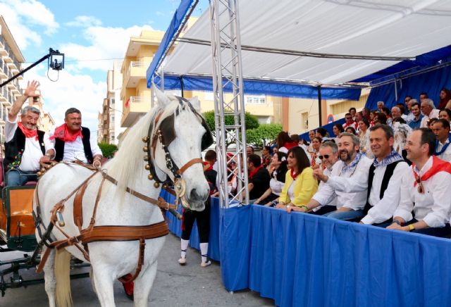 El consejero de Turismo, Cultura y Medio Ambiente asiste a la cabalgata de carrozas de Yecla - 1, Foto 1