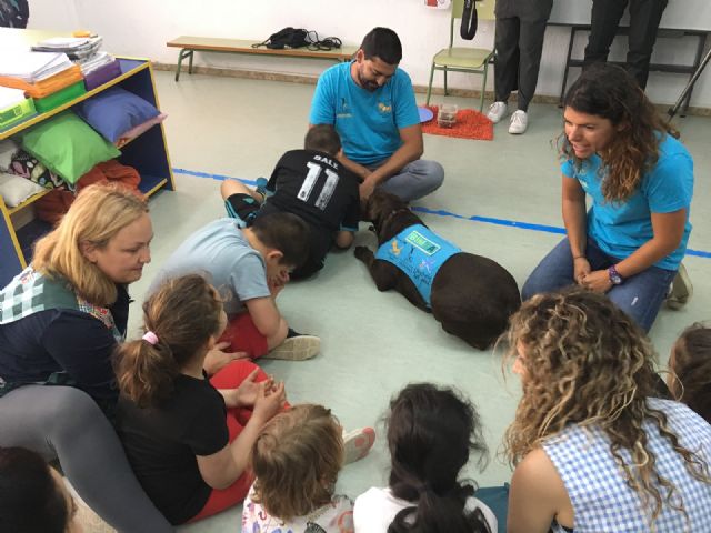 El aula abierta del CEIP Joaquín Carrión y Aidemar participan con éxito en un proyecto de terapia con perros - 1, Foto 1