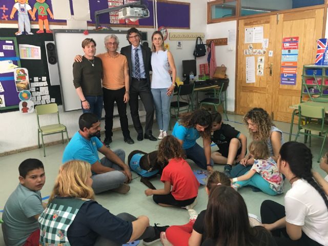 El aula abierta del CEIP Joaquín Carrión y Aidemar participan con éxito en un proyecto de terapia con perros - 2, Foto 2