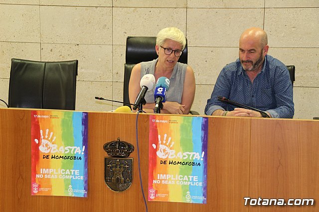 Promueven una campaña en establecimientos comerciales y hosteleros mediante el reparto de cartelería con motivo del Día contra la LGTBIfobia, que se celebra el 17 de mayo, Foto 1