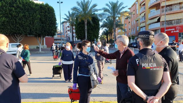 Fuertes medidas de seguridad e higiene durante el primer día del mercado semanal de Alcantarilla - 1, Foto 1