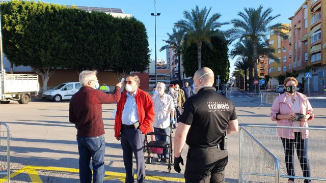 Fuertes medidas de seguridad e higiene durante el primer día del mercado semanal de Alcantarilla - 2, Foto 2