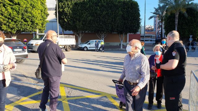 Fuertes medidas de seguridad e higiene durante el primer día del mercado semanal de Alcantarilla - 3, Foto 3