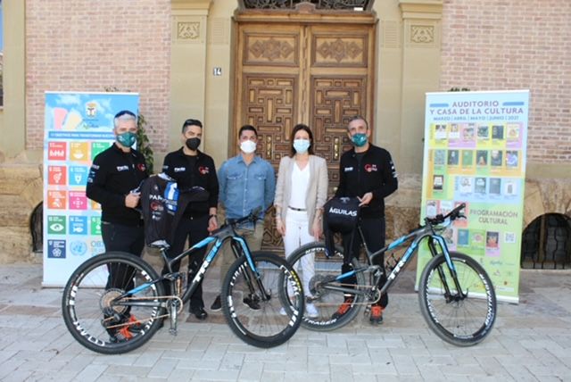 Recepción oficial a la representación de ciclistas aguileños que participarán en el Andalucía Bike Race - 1, Foto 1