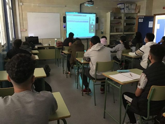 Juventud asesora a los jóvenes de los institutos sobre recursos formativos y de búsqueda de empleo - 1, Foto 1