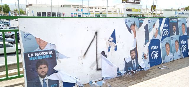 Arrancan, vandalizan y rompen la cartelería electoral del Partido Popular en varios puntos de la ciudad apenas 24 horas después de su instalación - 1, Foto 1