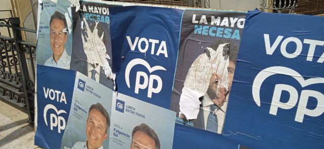 Arrancan, vandalizan y rompen la cartelería electoral del Partido Popular en varios puntos de la ciudad apenas 24 horas después de su instalación - 2, Foto 2