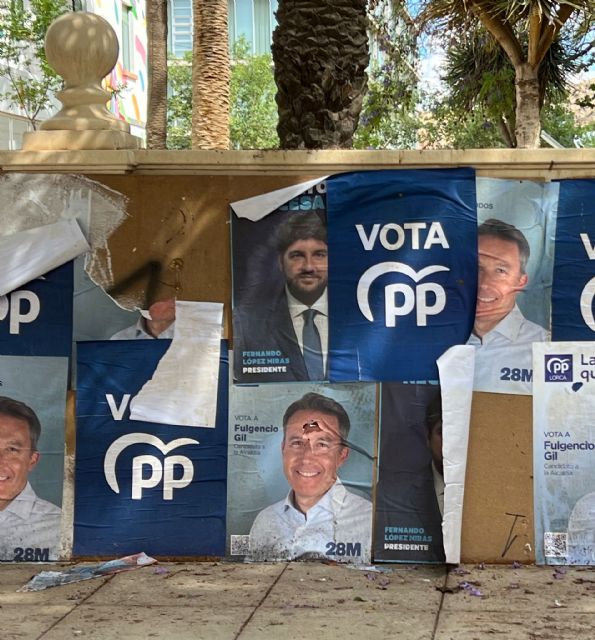Arrancan, vandalizan y rompen la cartelería electoral del Partido Popular en varios puntos de la ciudad apenas 24 horas después de su instalación - 5, Foto 5