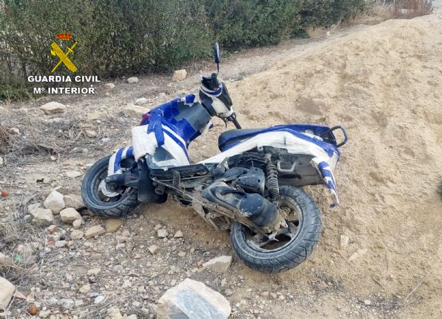 La Guardia Civil detiene a dos jóvenes que asaltaron a un menor en Pliego a bordo de un ciclomotor robado en Mula - 1, Foto 1