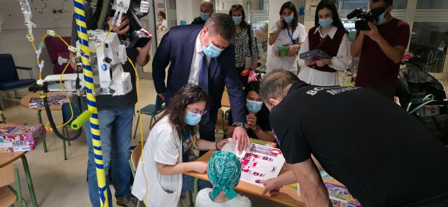Los Bomberos de Murcia llevan la ilusión a los niños ingresados en la Arrixaca - 1, Foto 1