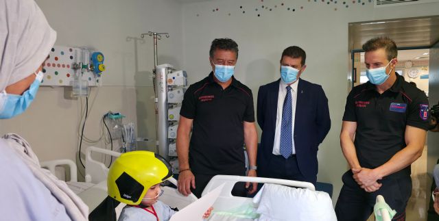 Los Bomberos de Murcia llevan la ilusión a los niños ingresados en la Arrixaca - 2, Foto 2