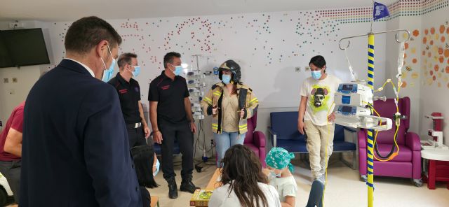 Los Bomberos de Murcia llevan la ilusión a los niños ingresados en la Arrixaca - 3, Foto 3