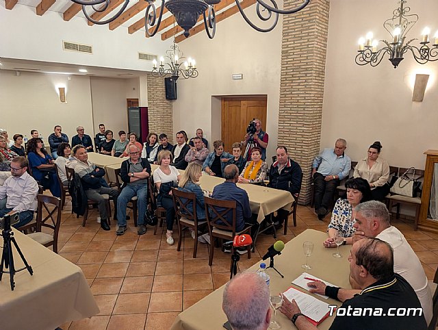 Vecinos de la urbanización La Charca exigen la paralización de la instalación de una antena de telefonía móvil, Foto 1