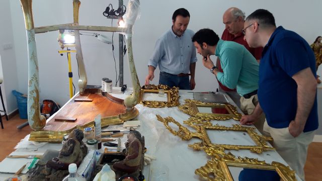 Una nueva fase de trabajo en el Palacio de Guevara recupera bienes muebles, pinturas y lámparas originales pertenecientes a la ornamentación del Salón Amarillo - 1, Foto 1