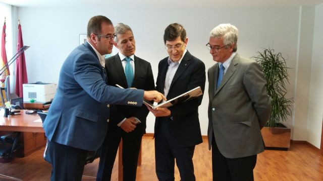 Salud cede un desfibrilador para dotar de seguridad a los 1.300 peregrinos que viajan a Lourdes - 1, Foto 1