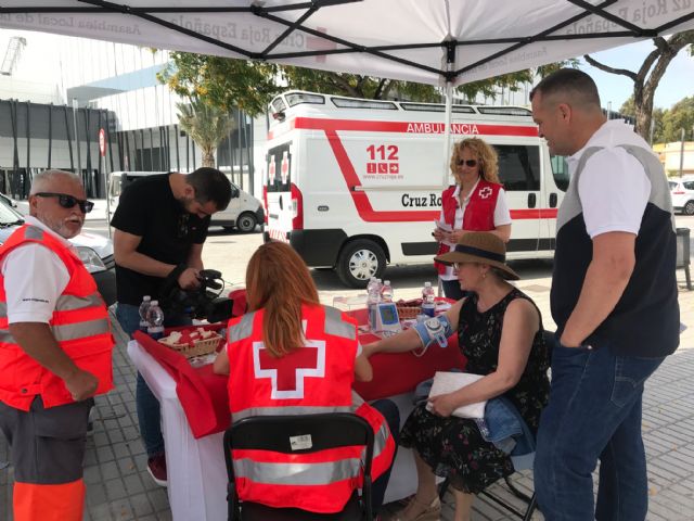 Ayuntamiento, AECC y Cruz Roja reparten 1.000 muestras de crema solar y 400 botellines de agua dentro de la campaña de sensibilización contra los golpes de calor y la radiación UV - 1, Foto 1