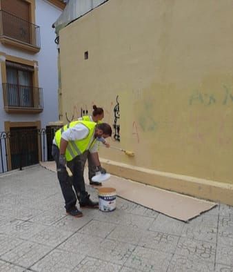 Los alumnos y alumnas del curso de 'Pintura Decorativa' del Proyecto Sumamos inician su formación práctica mejorando las calles y plazas del casco histórico y de los barrios altos - 1, Foto 1