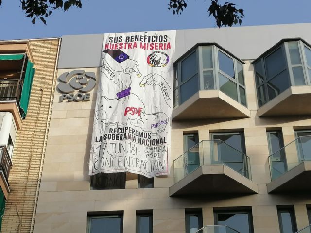 El Frente Obrero despliega una pancarta en la sede del PSOE - 1, Foto 1