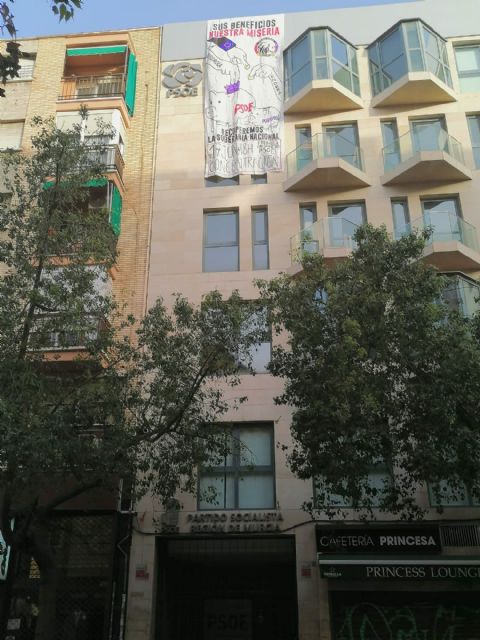 El Frente Obrero despliega una pancarta en la sede del PSOE - 2, Foto 2