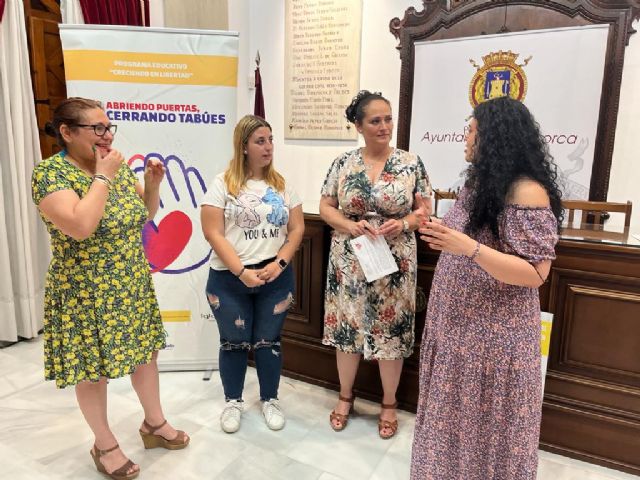 Unas 1.600 alumnas y alumnos de los institutos Ramón Arcas Meca, Príncipe de Asturias y Bartolomé Pérez Casas participan en el III proyecto Abriendo Puertas, Cerrando Tabúes - 2, Foto 2