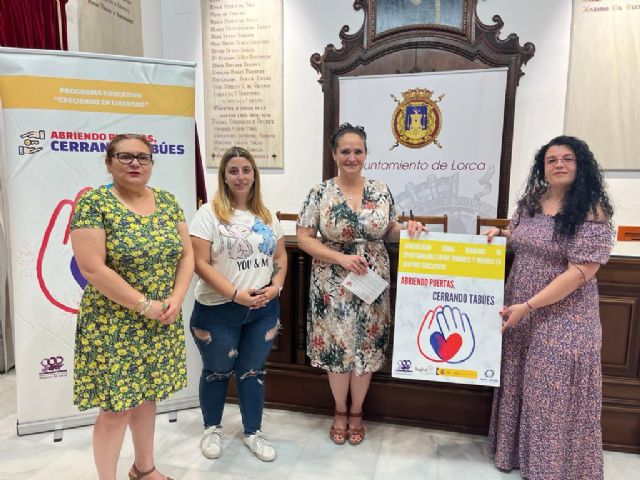 Unas 1.600 alumnas y alumnos de los institutos Ramón Arcas Meca, Príncipe de Asturias y Bartolomé Pérez Casas participan en el III proyecto Abriendo Puertas, Cerrando Tabúes - 3, Foto 3