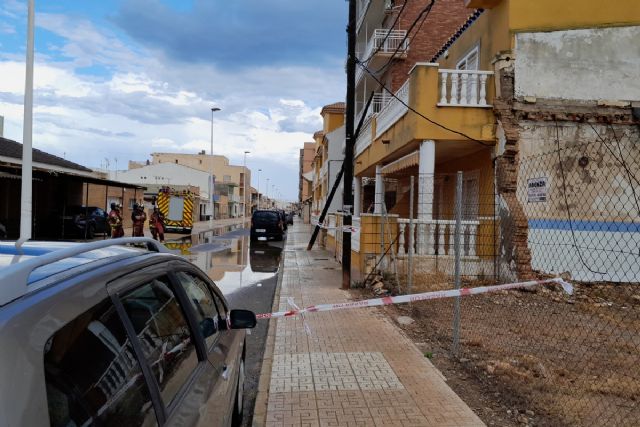 Funcionarios municipales atienden daños materiales por el temporal en Cartagena y litoral - 1, Foto 1