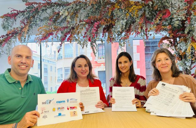 La sociedad reacciona en masa ante la propuesta de Orden de la Consejera de Educacin por la que se crea el Sello Digital LIBRE, Foto 1