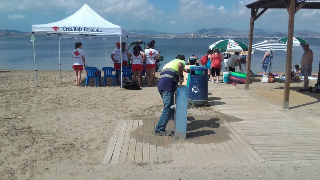 Turistas de toda España disfrutan de la accesibilidad de las playas cartageneras - 2, Foto 2