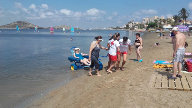 Turistas de toda España disfrutan de la accesibilidad de las playas cartageneras - 5, Foto 5