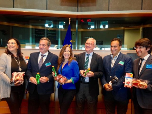 Valcárcel presenta en el Parlamento Europeo los éxitos del sector hortofrutícola español para abrir mercado y respalda una agricultura que mima la tierra y el producto - 2, Foto 2