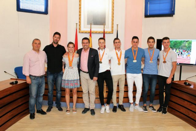 El alcalde recibe a los atletas del club Nutribán Sociedad Atlética Alcantarilla, por los éxitos en los últimos campeonatos de España - 1, Foto 1