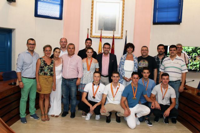 El alcalde recibe a los atletas del club Nutribán Sociedad Atlética Alcantarilla, por los éxitos en los últimos campeonatos de España - 2, Foto 2