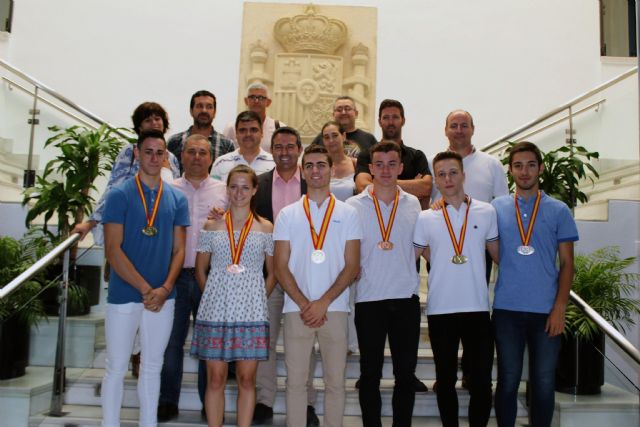 El alcalde recibe a los atletas del club Nutribán Sociedad Atlética Alcantarilla, por los éxitos en los últimos campeonatos de España - 3, Foto 3