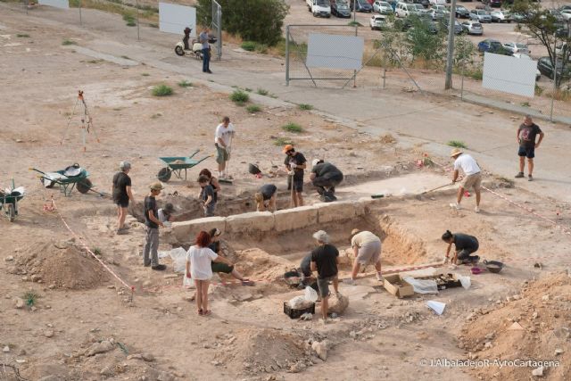 Los alumnos del campus arqueologico del Monte Sacro trabajan en la excavacion de una posible domus romana - 1, Foto 1