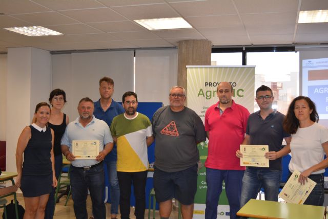 El edil de Desarrollo Local hace entrega de los diplomas del Proyecto Agro Tic - 1, Foto 1