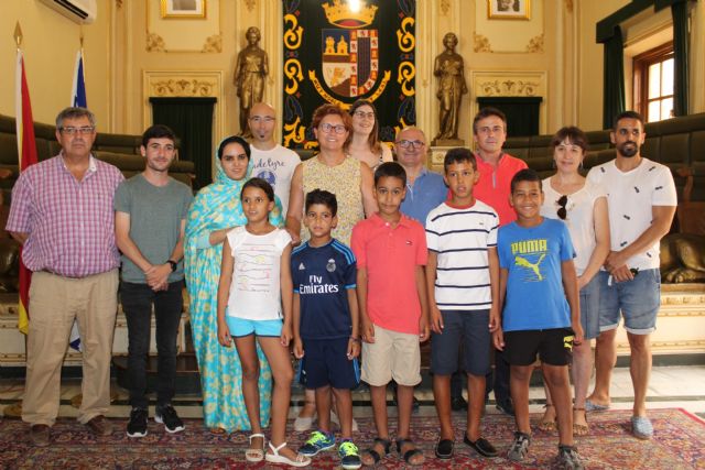 Recibidos en el salón de plenos los cinco niños saharauis acogidos este verano en Jumilla - 2, Foto 2