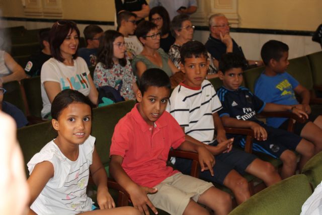 Recibidos en el salón de plenos los cinco niños saharauis acogidos este verano en Jumilla - 3, Foto 3