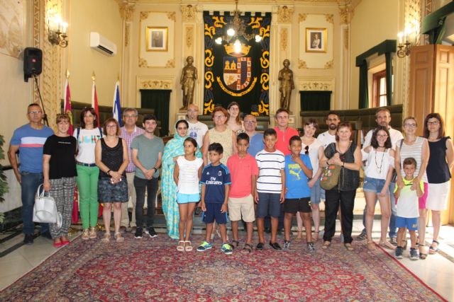 Recibidos en el salón de plenos los cinco niños saharauis acogidos este verano en Jumilla - 4, Foto 4