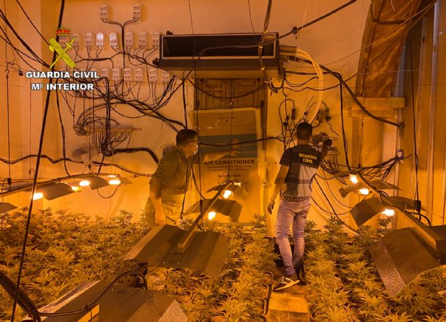 La Guardia Civil desmantela en Abarán una plantación indoor y detiene a sus dos responsables - 1, Foto 1