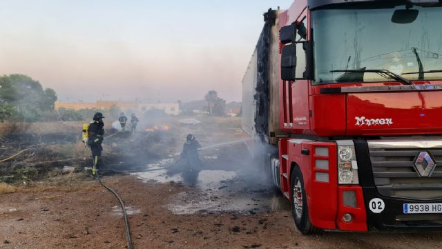 Bomberos consiguen controlar un incendio en un solar de Miranda - 1, Foto 1