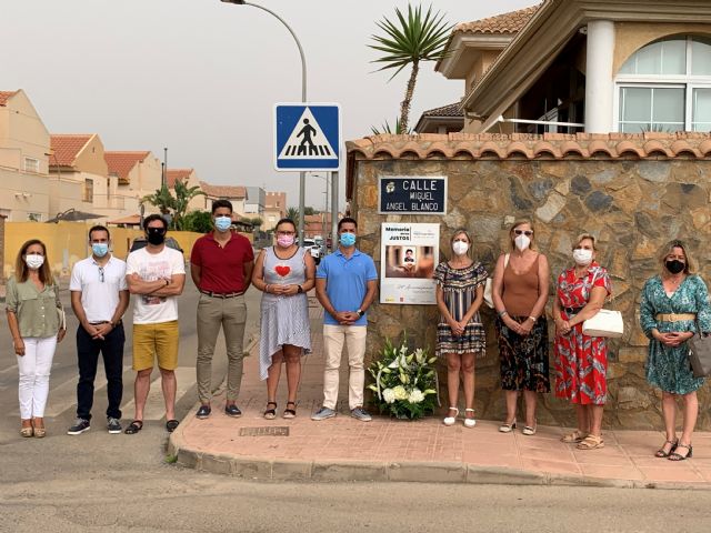 La corporación municipal recuerda a Miguel Ángel Blanco en el XXIV aniversario de su asesinato a manos de ETA - 1, Foto 1